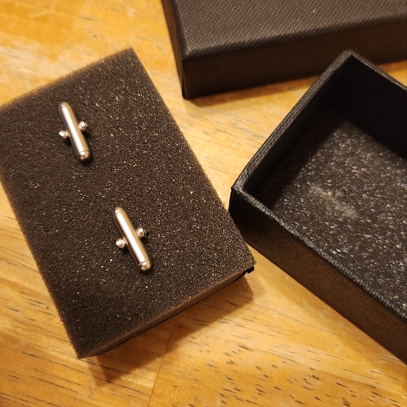 These beautifully crafted cufflinks will be sure to draw attention - Picture 4 of 4